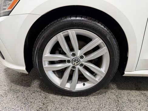Used 2018 Volkswagen Passat 2.0T SE FWD image 28