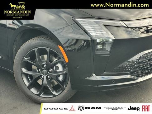 New 2027 Chrysler Pacifica Limited w/ Family Tech Group AWD/4WD image 3