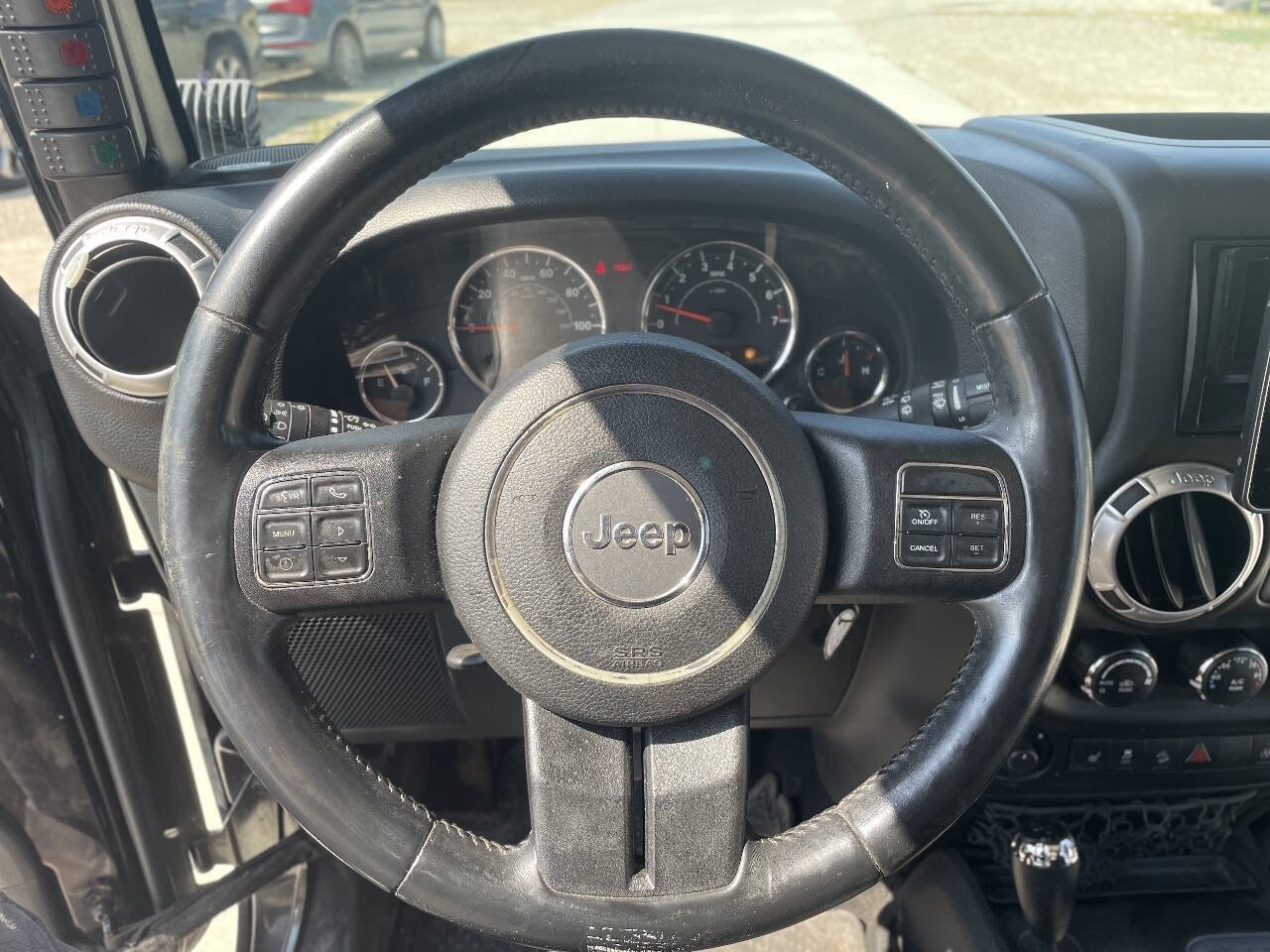 Used 2015 Jeep Wrangler Unlimited Rubicon w/ Connectivity Group AWD/4WD image 17