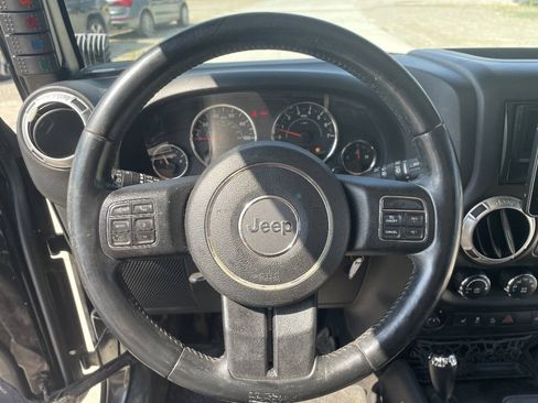 Used 2015 Jeep Wrangler Unlimited Rubicon w/ Connectivity Group AWD/4WD image 17