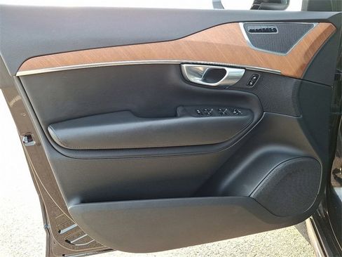 Used 2023 Volvo XC90 B6 Plus image 12