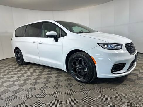 Used 2023 Chrysler Pacifica Touring-L w/ Uconnect Theater Family Group image 2