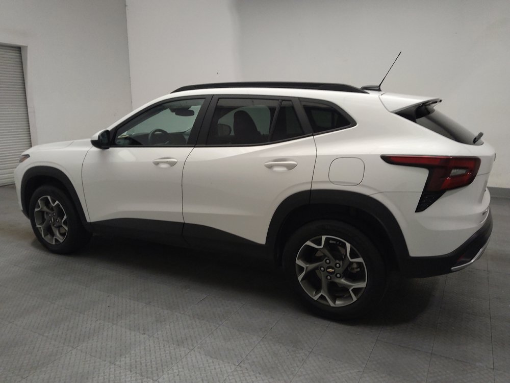 Used 2025 Chevrolet Trax LT w/ LT Convenience Package FWD image 3