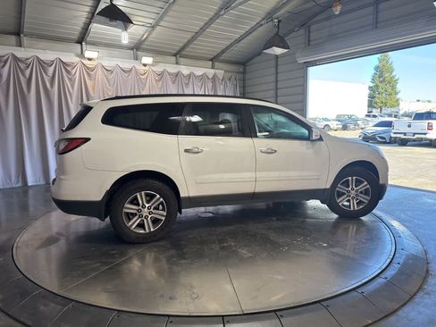 Used 2017 Chevrolet Traverse LT image 3