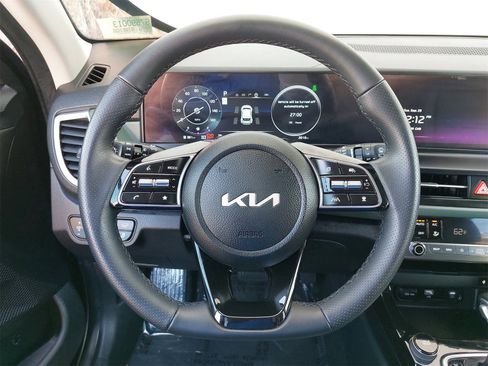 Certified 2025 Kia Seltos SX w/ SX Sunroof Package image 17