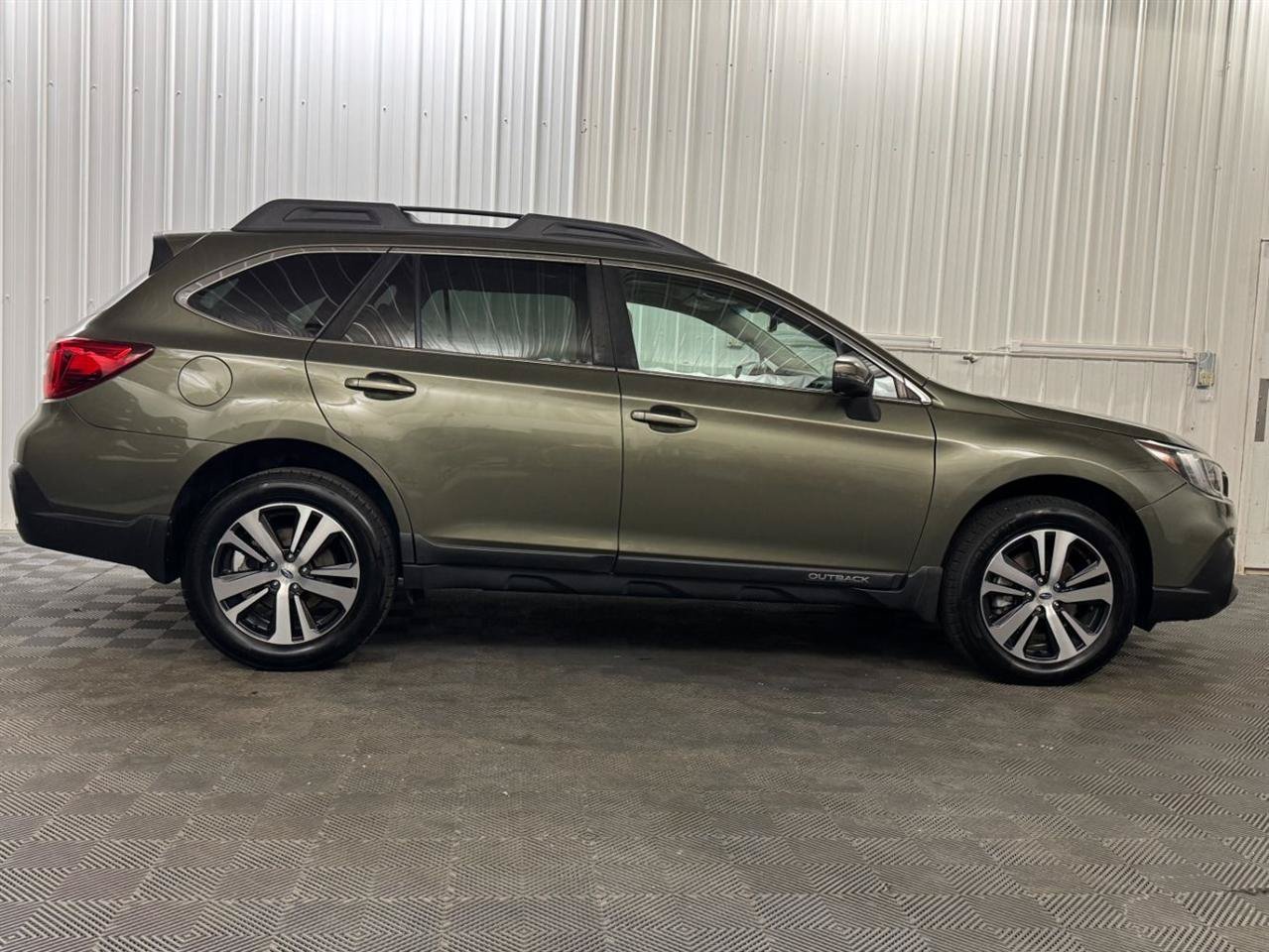 Used 2018 Subaru Outback 3.6R Limited AWD/4WD image 29