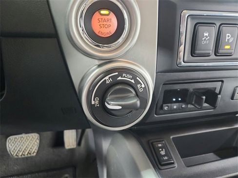 Used 2019 Nissan Titan SV w/ SV Convenience Package image 25