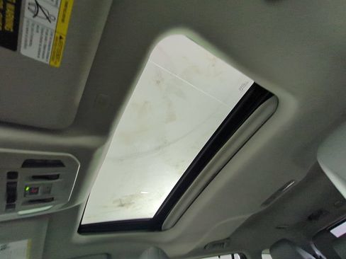 Used 2021 Toyota Highlander XLE FWD image 25