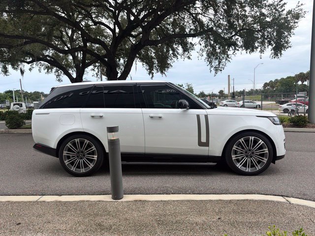 Used 2024 Land Rover Range Rover SE AWD/4WD image 3