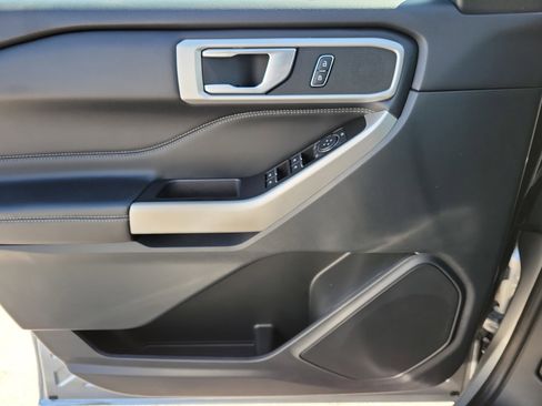 Used 2022 Ford Explorer XLT image 27