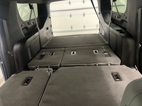 Used 2025 Chevrolet Suburban LT image 20