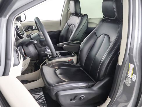 Used 2023 Chrysler Pacifica Touring-L FWD image 28