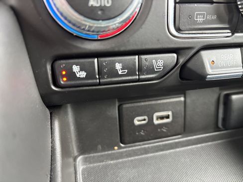 Used 2022 GMC Yukon XL SLT image 34