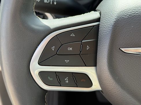 Used 2023 Chrysler Pacifica Touring-L image 16