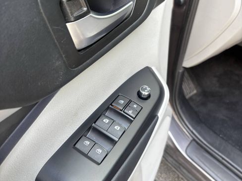 Used 2019 Toyota Highlander XLE FWD image 21