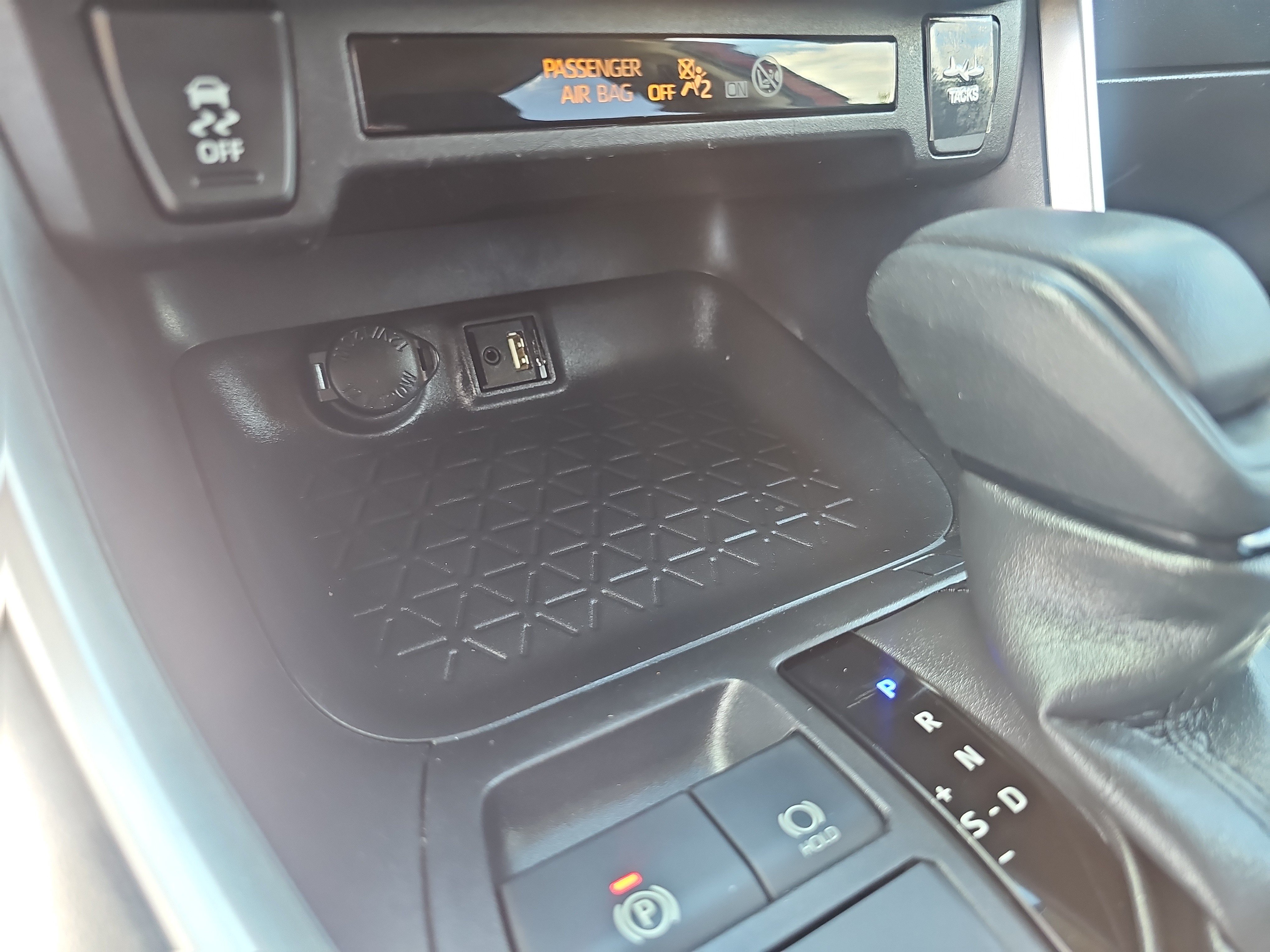 Used 2019 Toyota RAV4 LE w/ Carpet Mat Package AWD/4WD image 29