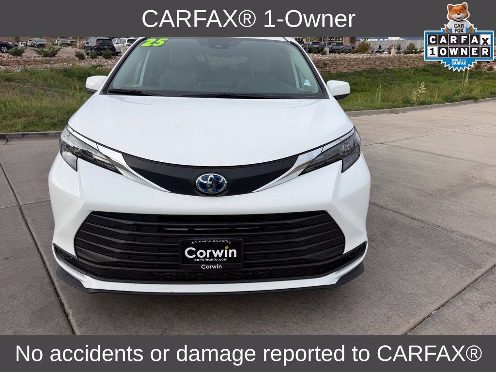 Used 2025 Toyota Sienna LE AWD/4WD image 2