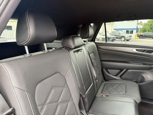 Used 2024 Volkswagen Atlas Cross Sport SE FWD image 31