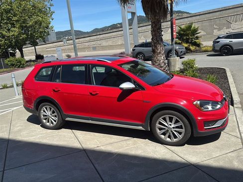 Used 2017 Volkswagen Golf Alltrack SE image 5