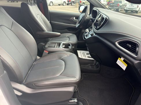 New 2027 Chrysler Pacifica Select FWD image 20