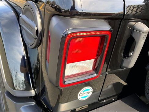 Used 2022 Jeep Wrangler Unlimited Sahara w/ Cold Weather Group image 26