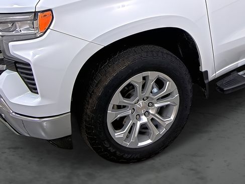 Used 2024 Chevrolet Silverado 1500 LTZ w/ Z71 Off-Road Package AWD/4WD image 7