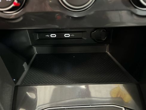 Used 2020 Volkswagen Tiguan S image 33