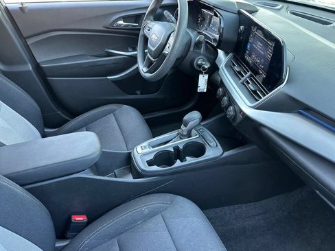 Used 2025 Chevrolet Trax LS w/ Driver Confidence Package FWD image 17
