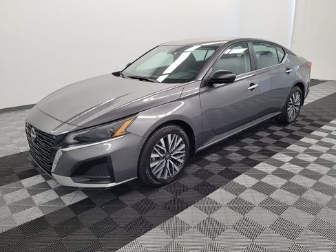 Used 2025 Nissan Altima 2.5 SV FWD image 2