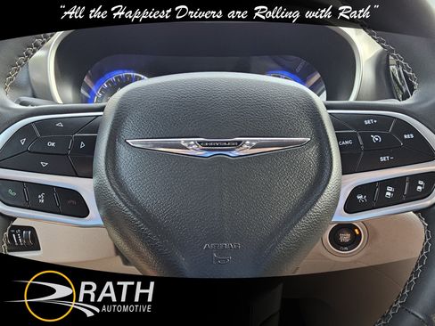 Used 2023 Chrysler Pacifica Touring-L FWD image 13