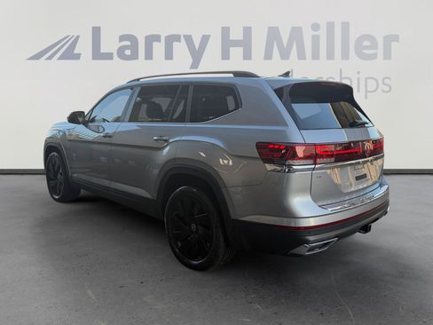 Used 2024 Volkswagen Atlas SE w/ Panoramic Sunroof Package FWD image 3