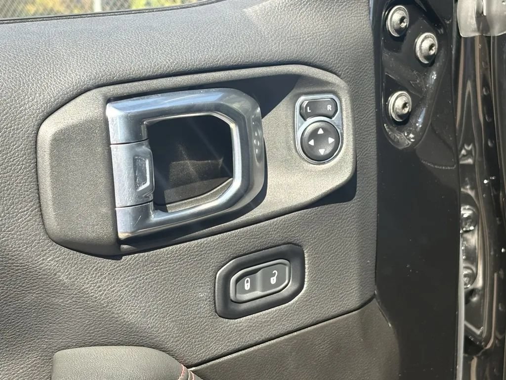 Used 2024 Jeep Gladiator Rubicon AWD/4WD image 16