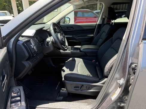 Used 2024 Nissan Pathfinder SV image 13