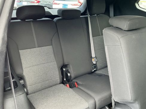 Used 2025 GMC Acadia Elevation image 17