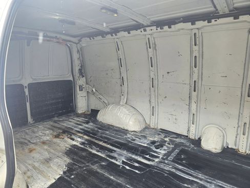 Used 2015 Chevrolet Express 2500 image 20