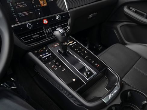 Certified 2026 Porsche Macan AWD/4WD image 13