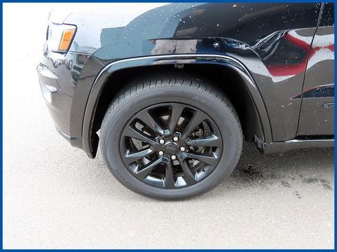 Used 2018 Jeep Grand Cherokee Altitude AWD/4WD image 4