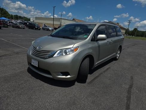 Used 2017 Toyota Sienna LE FWD image 6