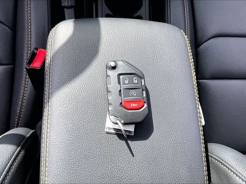 Used 2025 Jeep Gladiator Sport AWD/4WD image 11