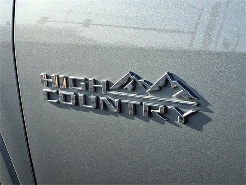 Used 2023 Chevrolet Traverse High Country image 33