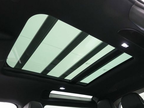 Used 2023 Land Rover Defender 90 X-Dynamic SE image 41