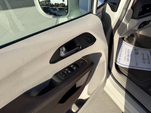 Used 2021 Chrysler Pacifica Touring-L w/ Uconnect Theater Family Group FWD image 19