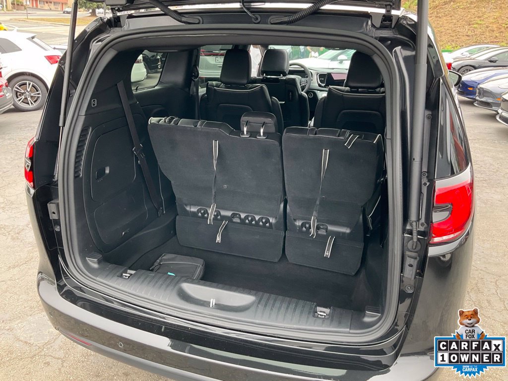Used 2023 Chrysler Pacifica Limited w/ Uconnect Theater Family Group FWD image 9