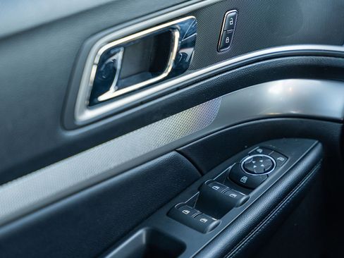 Certified 2017 Ford Explorer XLT w/ Equipment Group 202A image 26