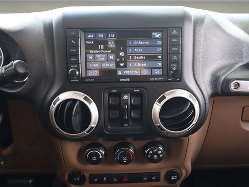 Used 2017 Jeep Wrangler Unlimited Sahara w/ Connectivity Group AWD/4WD image 21