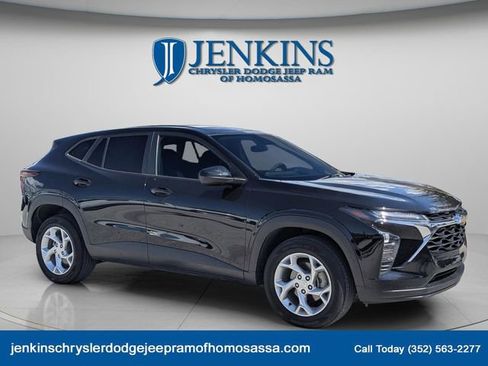 Used 2024 Chevrolet Trax LS w/ LS Convenience Package image 12