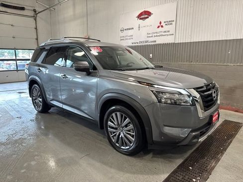 Used 2025 Nissan Pathfinder SL w/ SL Premium Package AWD/4WD image 1