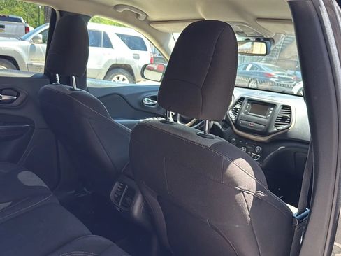 Used 2017 Jeep Cherokee Sport w/ Cold Weather Group FWD image 18