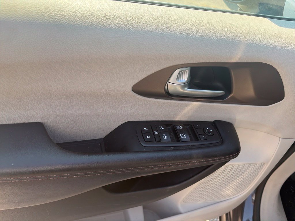 Used 2018 Chrysler Pacifica Touring-L FWD image 16