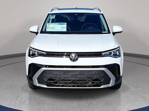 New 2026 Volkswagen Taos SE FWD image 2